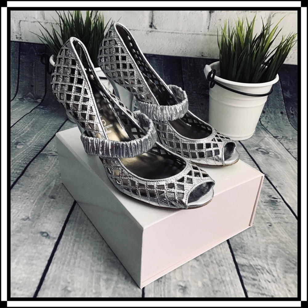 Dani Black | Cut-Out Peep Toe Heels
| 7M